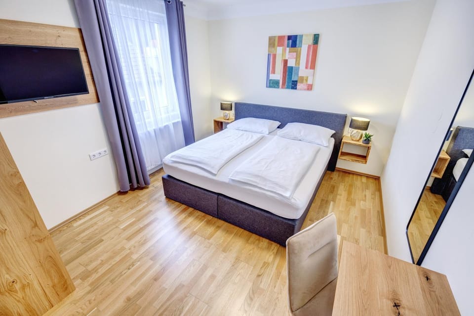 Communal lounge/ TV room, Bed, TV and multimedia, Photo of the whole room, Seating area, Bedroom