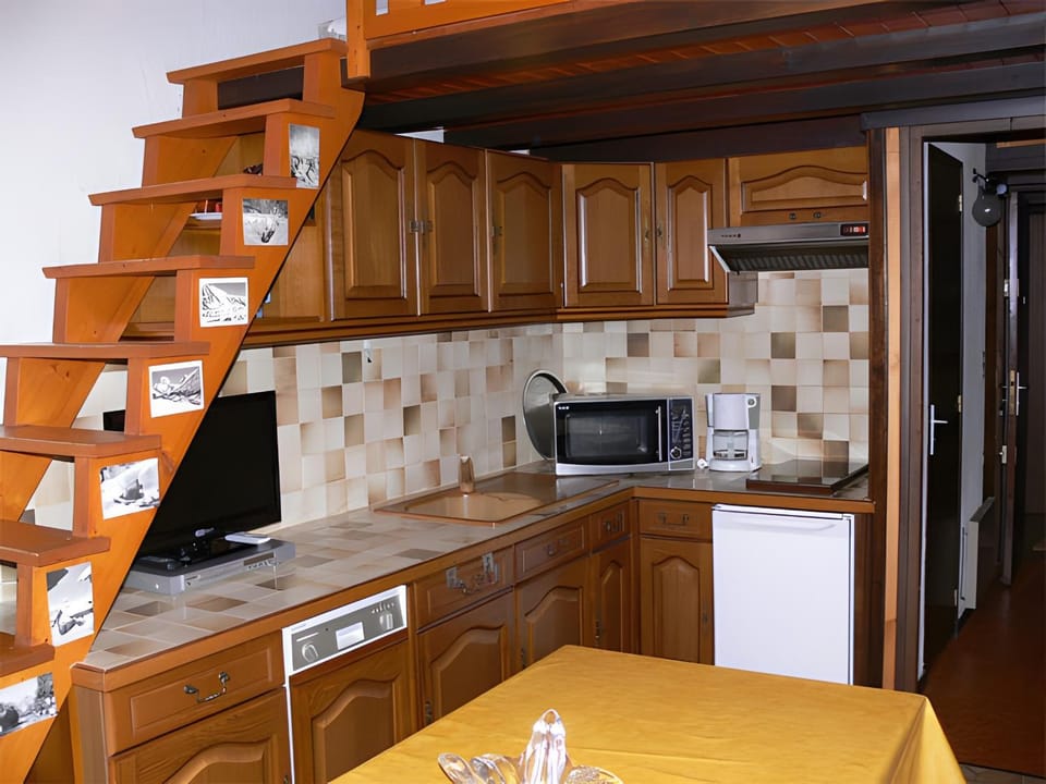 Property building, Kitchen or kitchenette, Living room