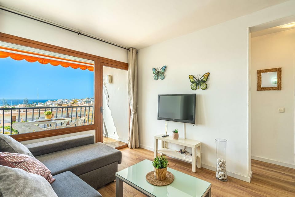 Communal lounge/ TV room, TV and multimedia, Sea view