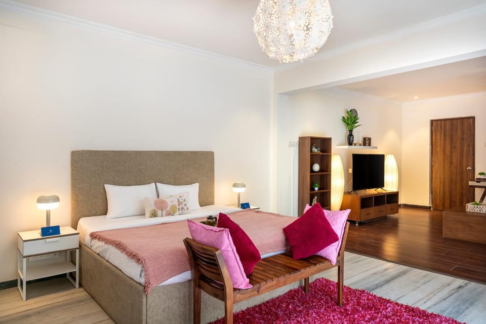 Bed, Photo of the whole room, Seating area, Bedroom