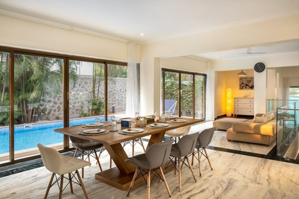 Living room, Seating area, Dining area, Breakfast