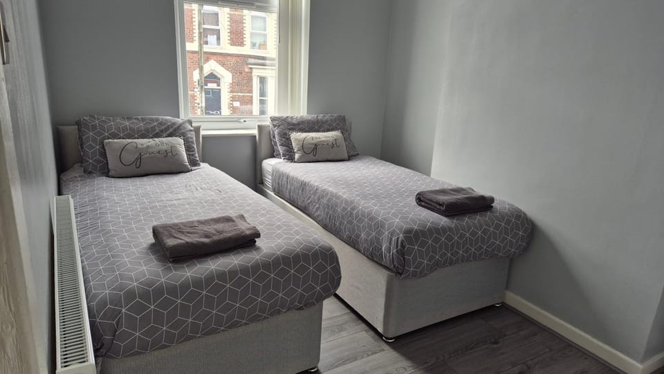 Bedroom, towels