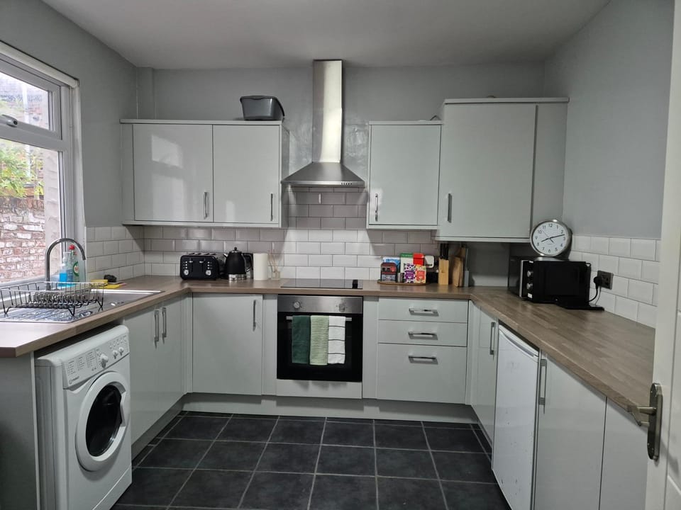 Kitchen or kitchenette, Kitchen or kitchenette, oven, stove, toaster, washing machine, dryer