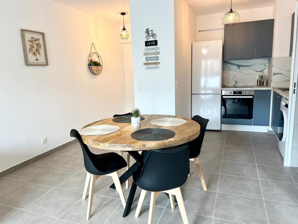 Kitchen or kitchenette, Dining area