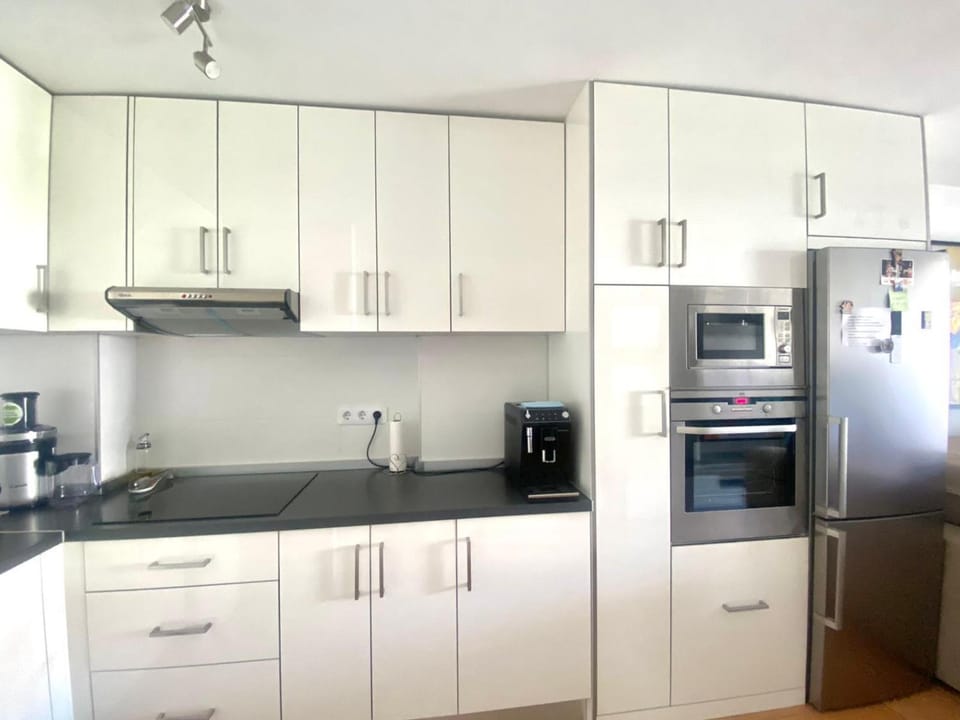 Coffee/tea facilities, Kitchen or kitchenette, oven, stove