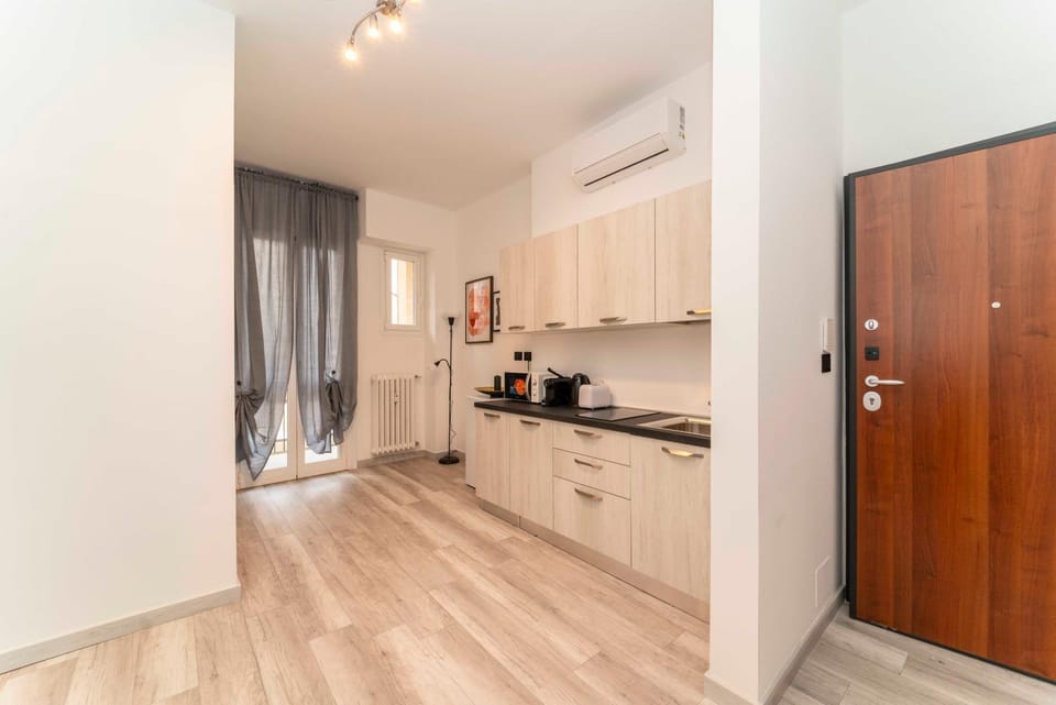 Kitchen or kitchenette, minibar, oven, stove