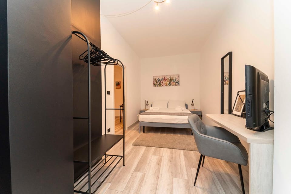 Bed, TV and multimedia, Photo of the whole room, Bedroom, wardrobe
