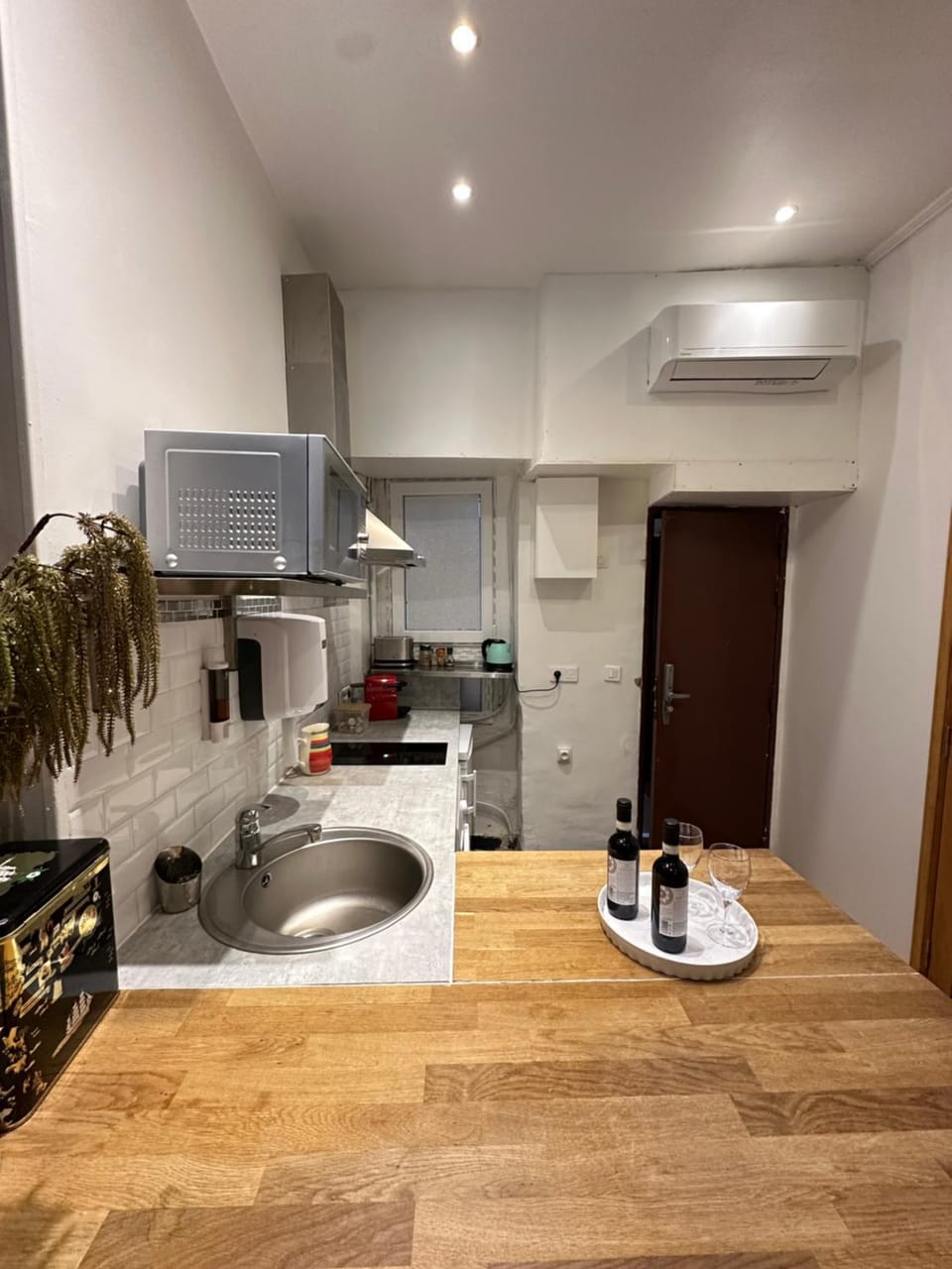 Kitchen or kitchenette, Dining area, toaster