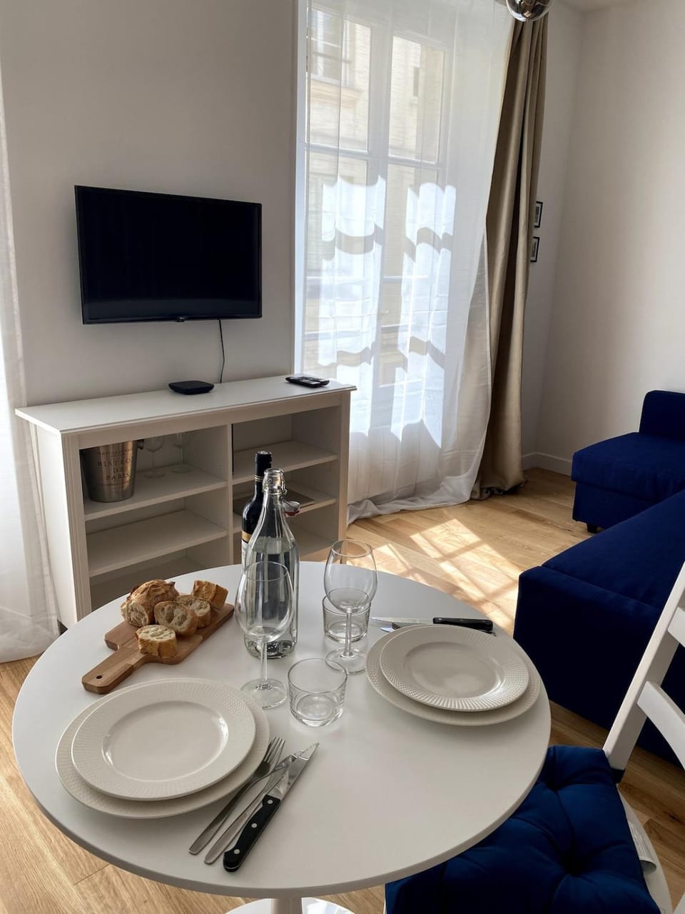 Communal lounge/ TV room, TV and multimedia, Living room, Food and drinks, Seating area, Dining area