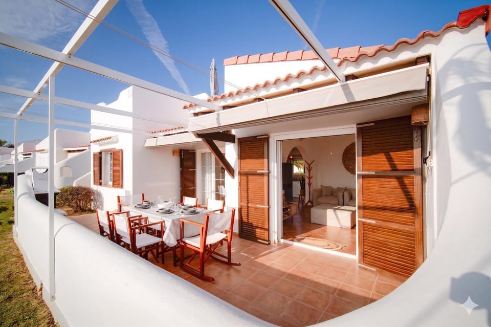 Property building, Patio, Facade/entrance, Off site, Day, BBQ facilities, Living room