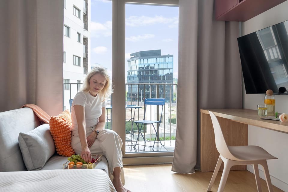 Bed, TV and multimedia, View (from property/room), Balcony/Terrace, Living room, Photo of the whole room, Seating area, Bedroom