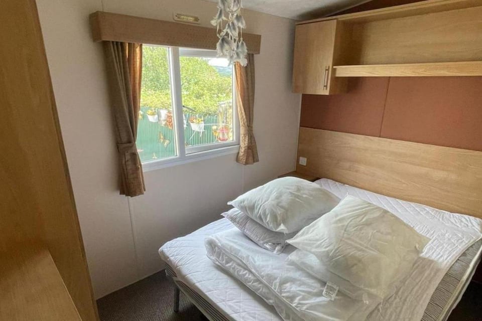 3 Bedroom Caravan - Sleeps 6 Pool & Garden Chalet in Rhyl