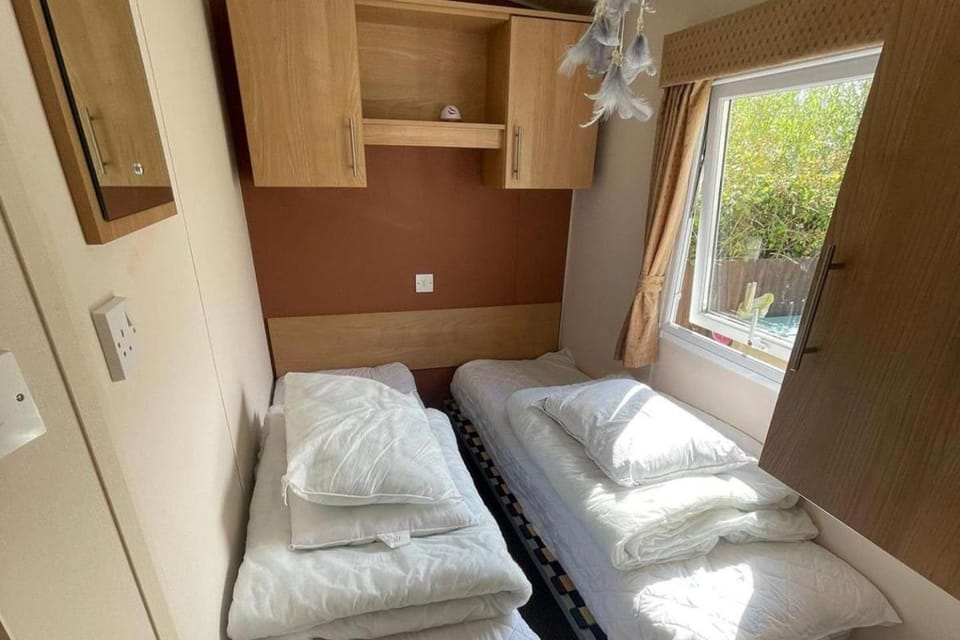 3 Bedroom Caravan - Sleeps 6 Pool & Garden Chalet in Rhyl