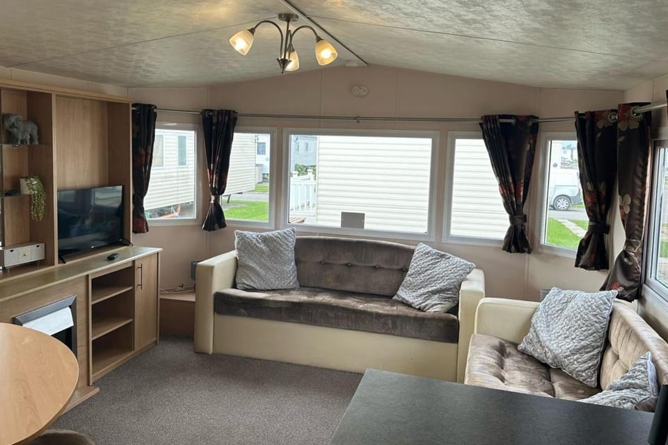 3 Bedroom Caravan - Sleeps 6 Pool & Garden Chalet in Rhyl