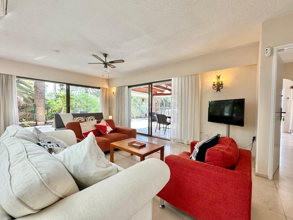 Communal lounge/ TV room, TV and multimedia, View (from property/room), Living room, Seating area, Evening entertainment