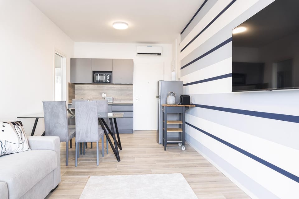 TV and multimedia, Kitchen or kitchenette, Living room, Seating area, Dining area, oven, air conditioner