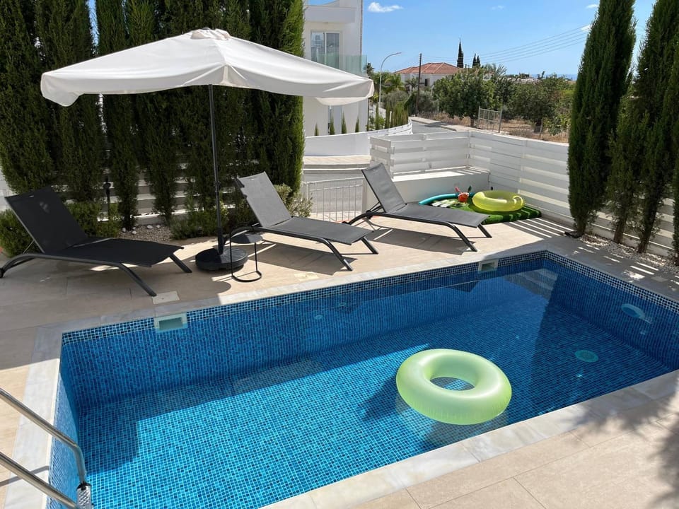 Swimming pool, sunbed