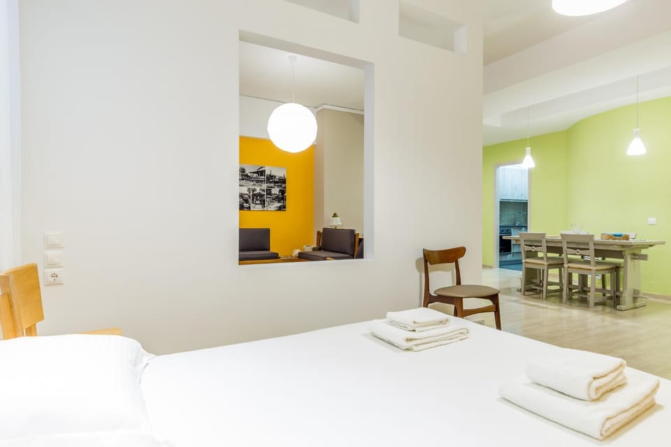 Photo of the whole room, Dining area, Bedroom, towels