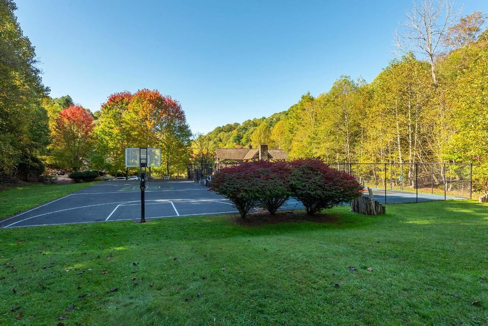 Mountain Views Hot Tub Family Room & Game Room House in Tennessee