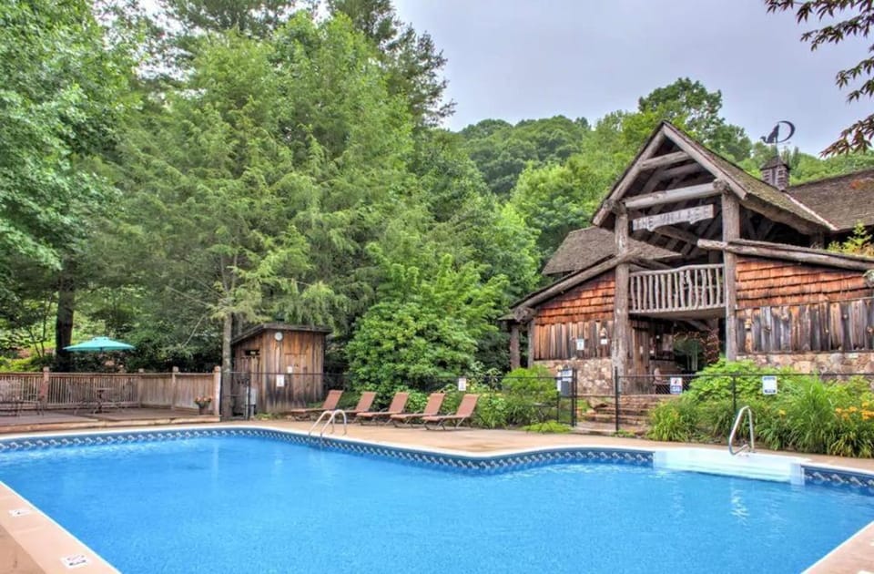 Mountain Views Hot Tub Family Room & Game Room House in Tennessee