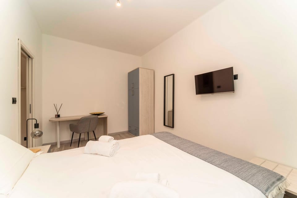 Bed, TV and multimedia, Bedroom, wardrobe