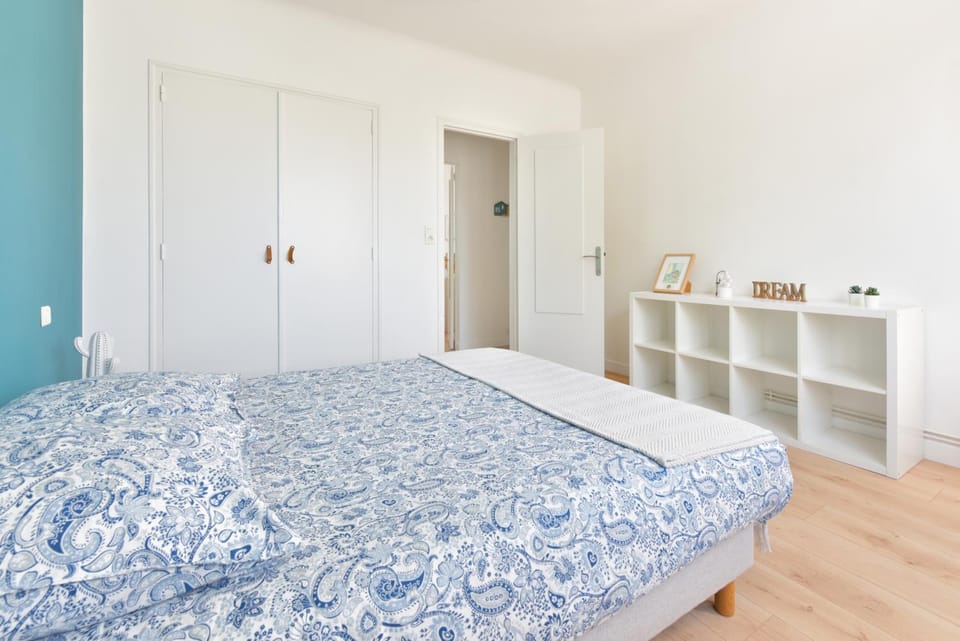 Photo of the whole room, Bedroom