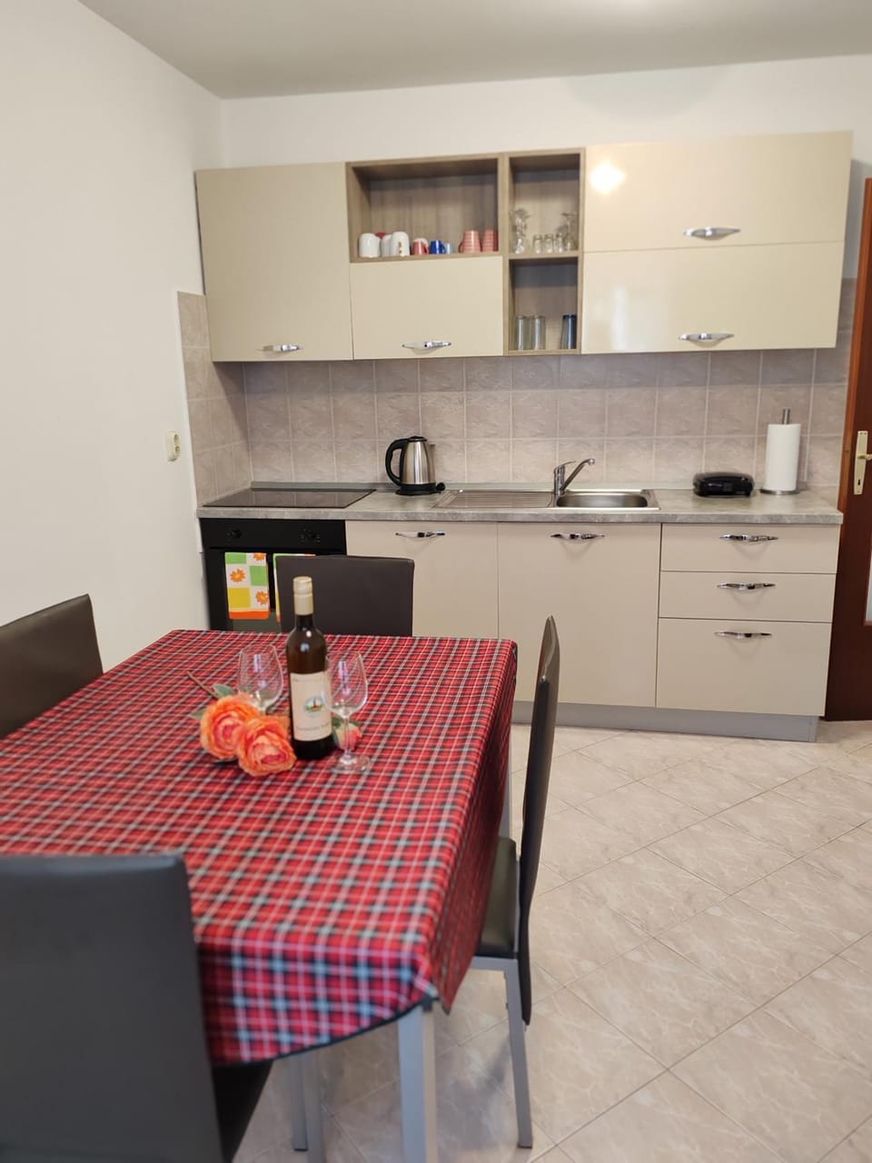Dining area, kitchen