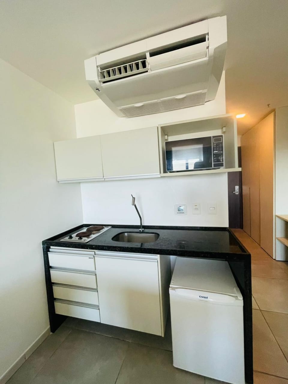 Kitchen or kitchenette, air conditioner
