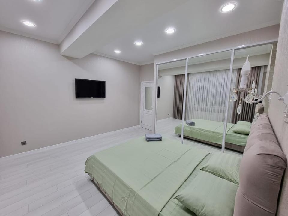Communal lounge/ TV room, Bed, TV and multimedia, Photo of the whole room, Seating area, Evening entertainment, Bedroom