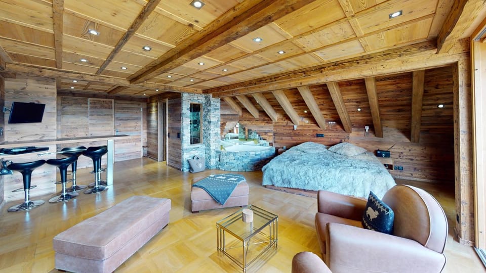 Hot Tub, Living room