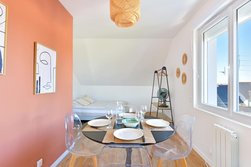 Bed, Dining area