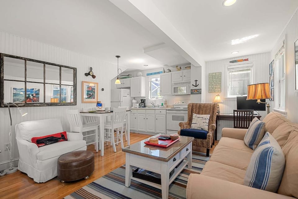 Private Deck Parking Walk to Town Apartment in Provincetown