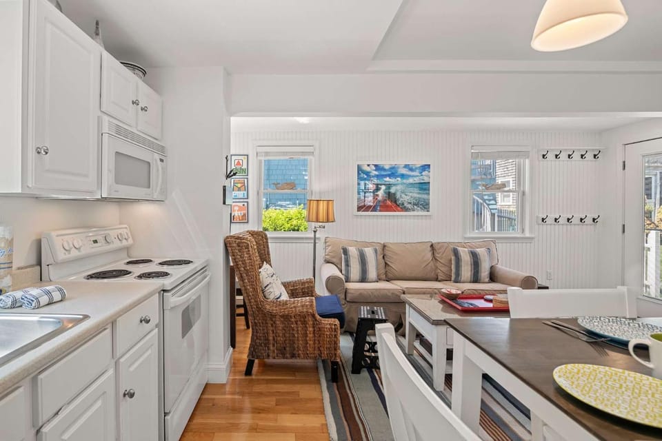 Private Deck Parking Walk to Town Apartment in Provincetown
