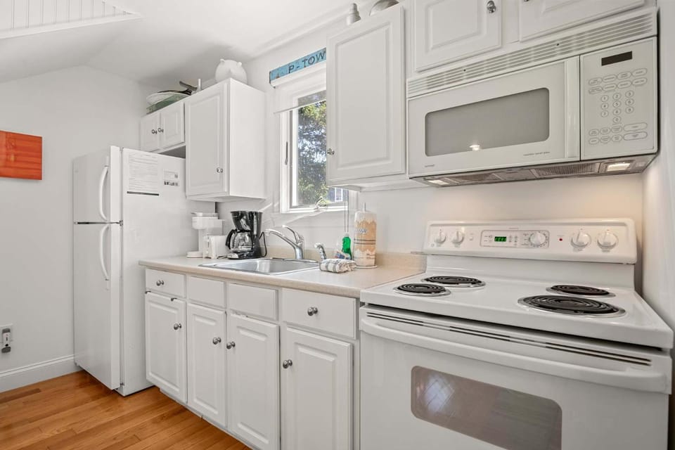 Private Deck Parking Walk to Town Apartment in Provincetown