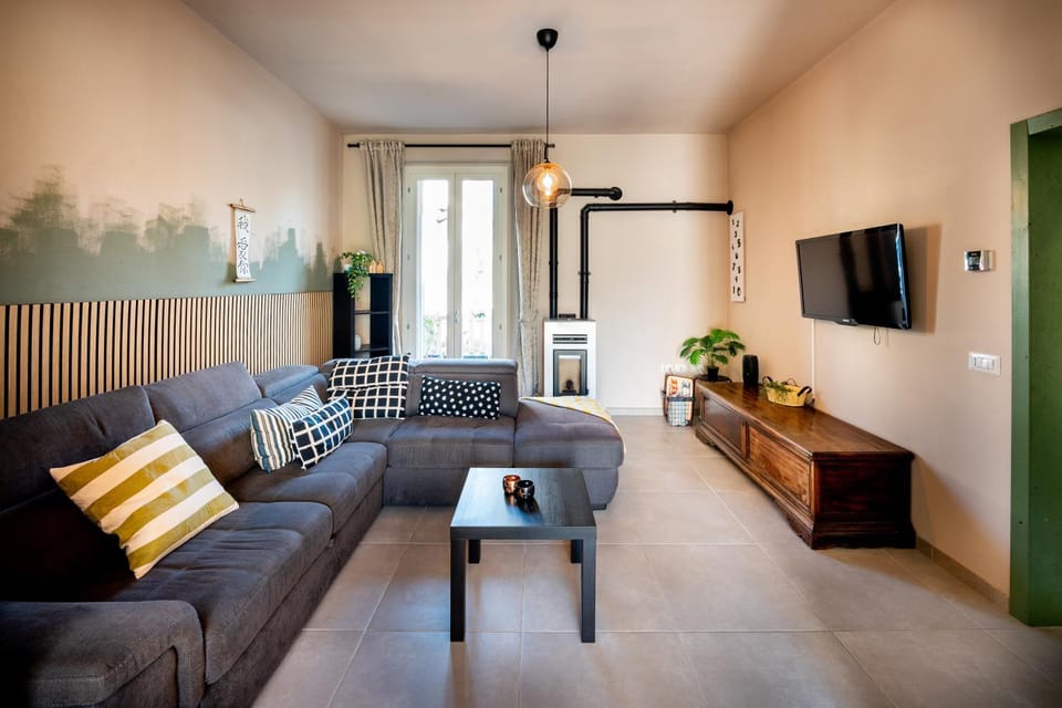 Communal lounge/ TV room, TV and multimedia, Living room, Seating area, Evening entertainment