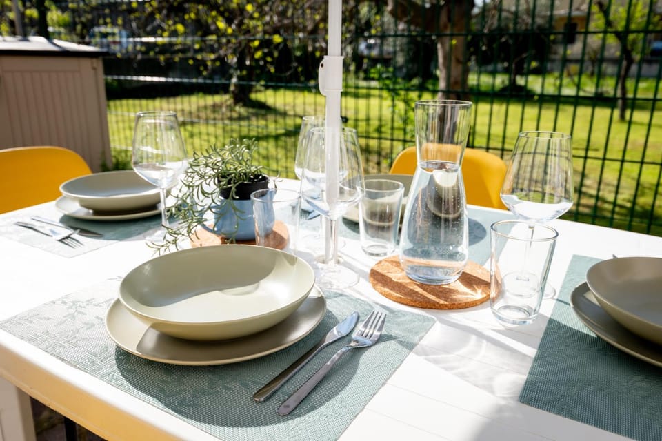 Day, Garden, Food and drinks, Dining area, Food, Garden view, Drinks