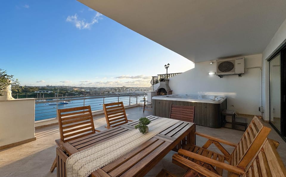 View (from property/room), Balcony/Terrace, Seating area, Sea view