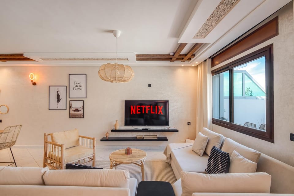 Communal lounge/ TV room, TV and multimedia, Living room, Seating area, Evening entertainment