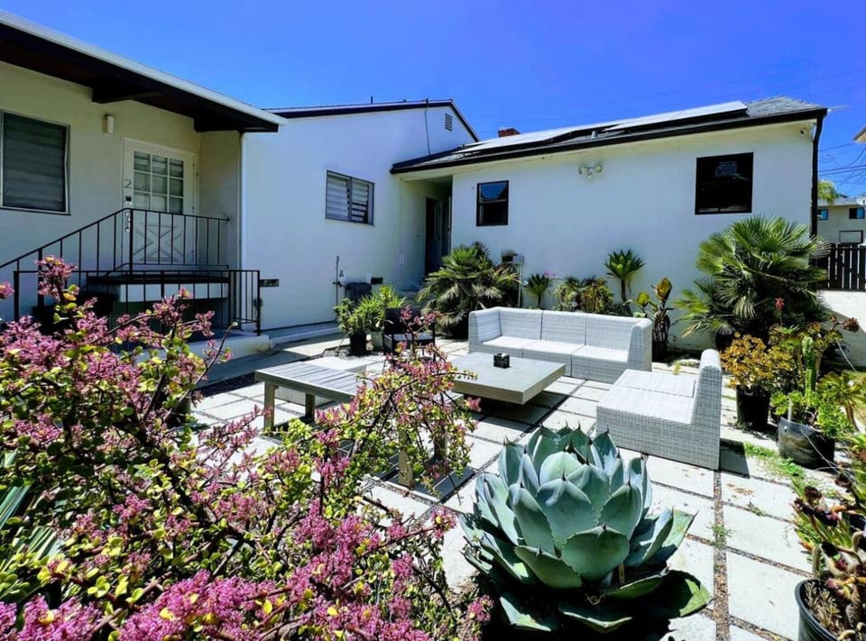 Property building, Patio, Garden, Balcony/Terrace, Garden view