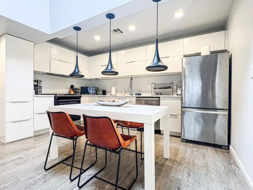 Kitchen or kitchenette, Dining area, dishwasher, oven, pet friendly, stove, toaster