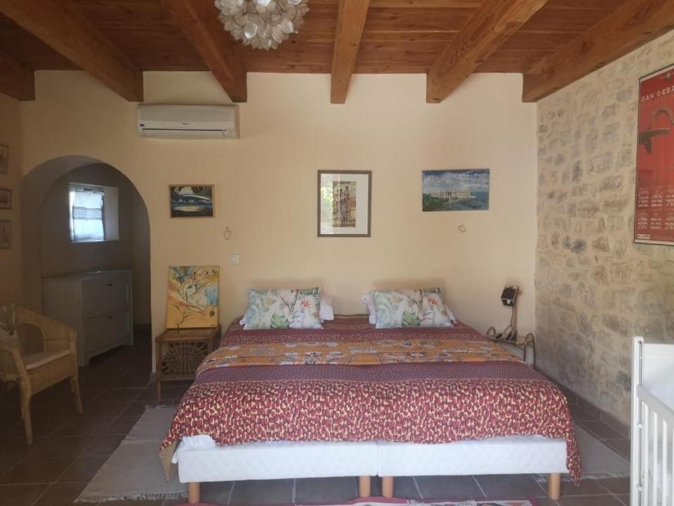 Chambre indépendante avec salle de bains et cuisine Vacation rental in Provence-Alpes-Côte d'Azur