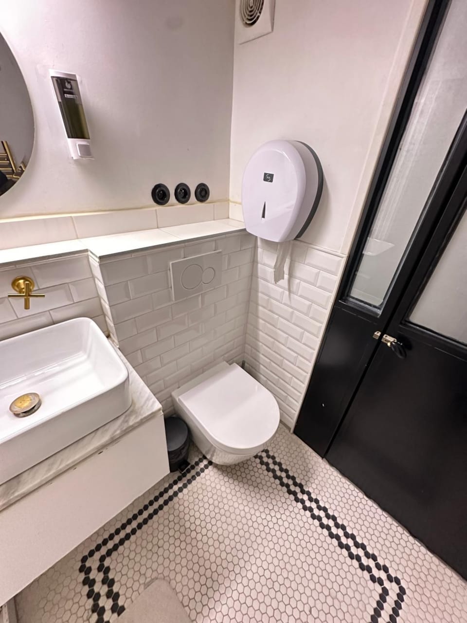 Shower, Toilet