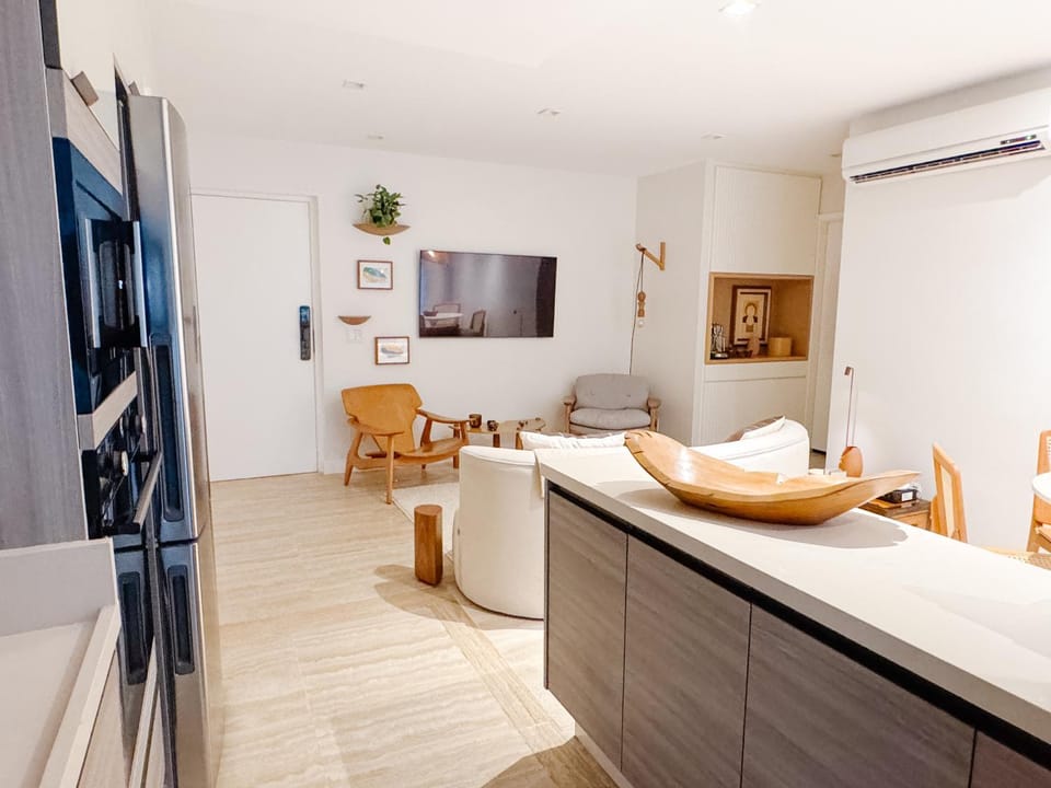 2BR Heart of Leblon with Balcony, Renovated Gem Apartment in Rio de Janeiro