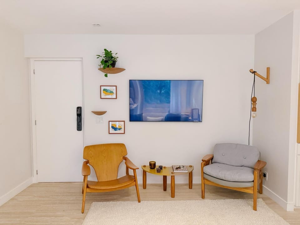 2BR Heart of Leblon with Balcony, Renovated Gem Apartment in Rio de Janeiro