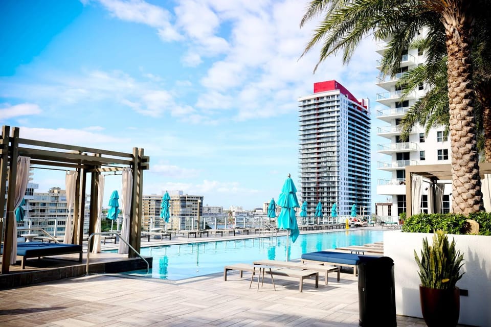 42nd Floor Penthouse with Pools and Free Parking House in Hollywood Beach