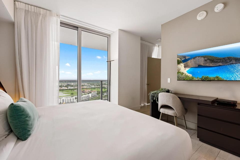 42nd Floor Penthouse with Pools and Free Parking House in Hollywood Beach