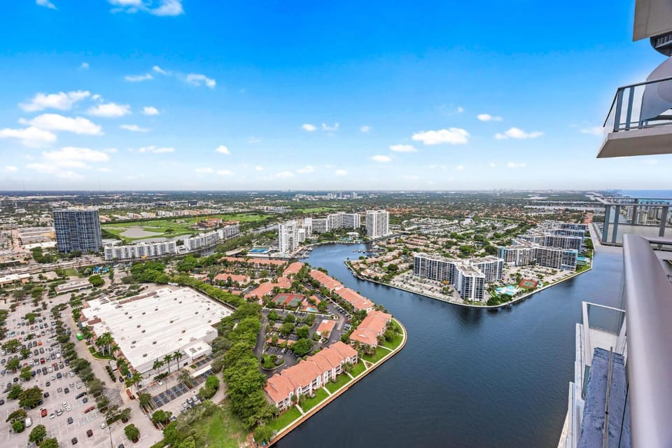 42nd Floor Penthouse with Pools and Free Parking House in Hollywood Beach