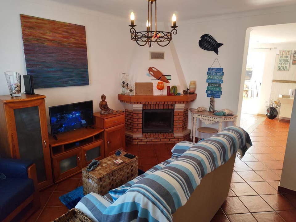 Communal lounge/ TV room, Seating area, fireplace, internet