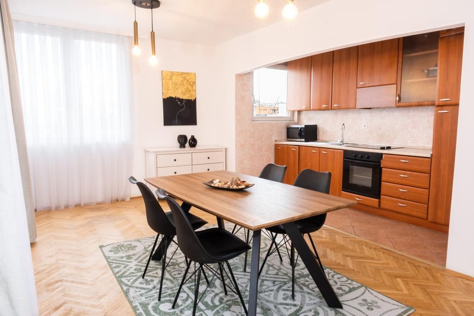 Kitchen or kitchenette, Living room, Seating area, Dining area, minibar, oven, pet friendly, stove