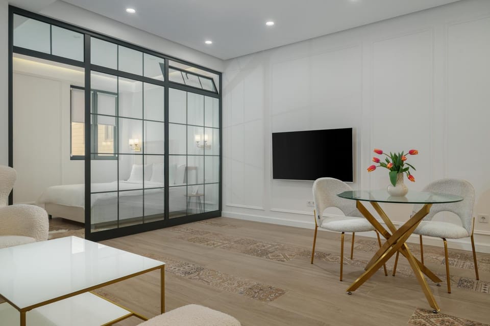 TV and multimedia, Living room, Seating area, Dining area
